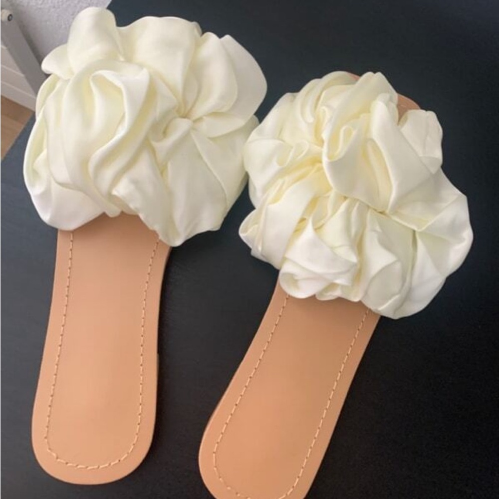 Exaggerated Ruffle Slide Sandals - Picture 5 of 5